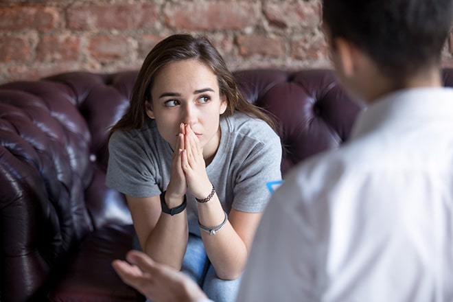 woman in heroin addiction treatment speaking with a doctor